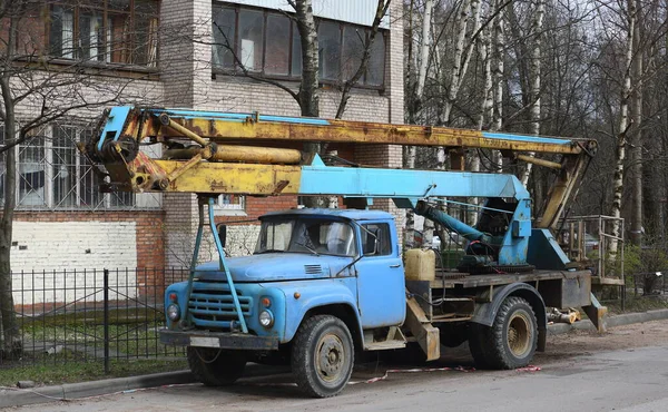 Специальный Автомобиль Сложенным Лифтом Дворе Жилого Дома Улица Коллонтай Санкт — стоковое фото