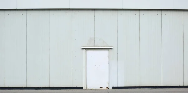 Стена Серого Металла Белой Металлической Дверью — стоковое фото
