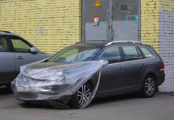Graues Kaputtes Auto Mit Plastikfolie Bedeckt Iskrovsky Prospekt Petersburg Russland — Stockfoto