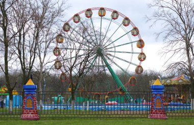 Kırmızı ve mavi çitlerin arkasındaki çocuk kasabasında dönme dolap, Ulitsa Podvoyskogo, Saint Petersburg, RIossia, Mayıs 2021