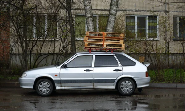 Stříbrný Osobní Automobil Dřevěnými Paletami Horním Trupu Iskrovský Prospekt Petrohrad — Stock fotografie