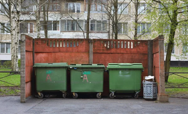 Três Recipientes Plástico Lixo Verde Pátio Edifício Residencial Tovarishchesky Prospekt — Fotografia de Stock