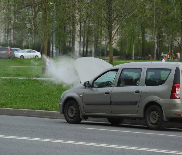 Vapor Água Capuz Carro Aberto Estrada Ulitsa Podvoyskogo São Petersburgo — Fotografia de Stock