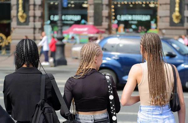 Три Девушки Прическами Улице Невского Санкт Петербург Май 2021 Года — стоковое фото