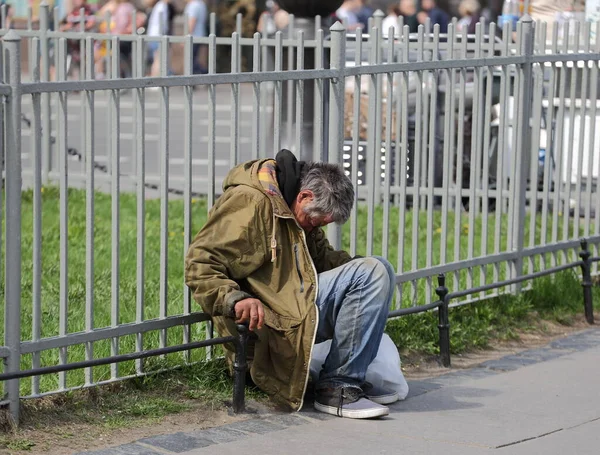 Hemlös Tiggare Sitter Vid Ett Grått Parkstängsel Nevsky Prospekt Sankt — Stockfoto