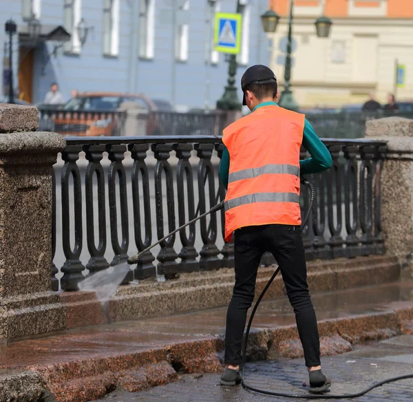 Trabajador Limpieza Chaleco Naranja Utiliza Una Manguera Para Lavar Acera — Foto de Stock