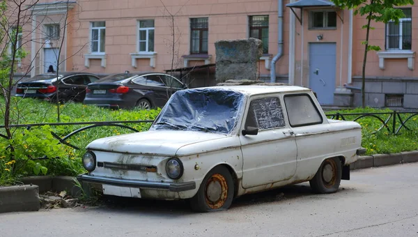 2021年5月 俄罗斯圣彼得堡 Malookhtinsky Prospekt 一座住宅大楼的院子里 一辆旧的生锈的白色客车 有扁轮 — 图库照片