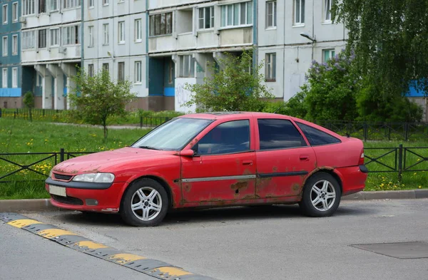 Stary Czerwony Zardzewiały Samochód Osobowy Dziedzińcu Budynku Mieszkalnego Iskrovsky Prospekt — Zdjęcie stockowe
