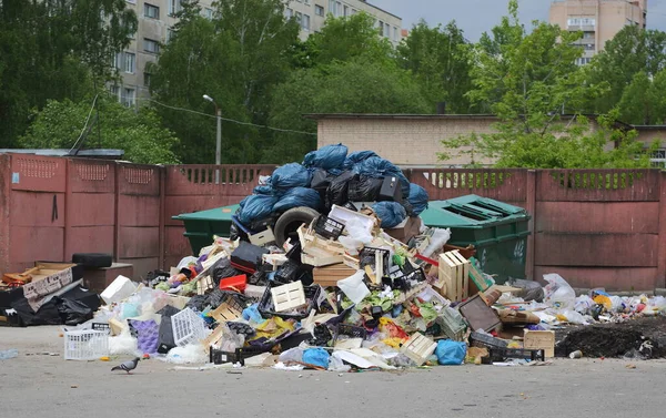 Konut Binasının Avlusuna Çöp Yığını — Stok fotoğraf