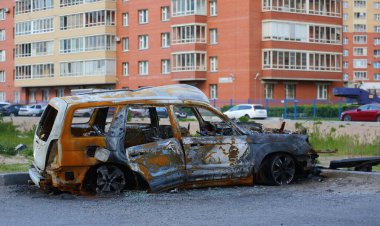 Sokakta yanmış bir yolcu vagonunun iskeleti, Soyuzny Prospekt, Saint Petersburg, Rusya, Mayıs 2021
