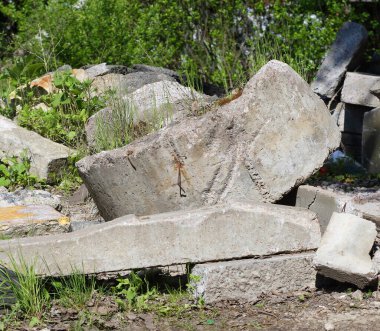 Yeşil çimlerle kaplı gri beton moloz.