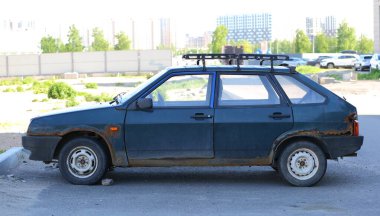 Sokaktaki eski mavi paslı hatchback, Soyuzny Prospekt, St. Petersburg, Rusya, Haziran 2021