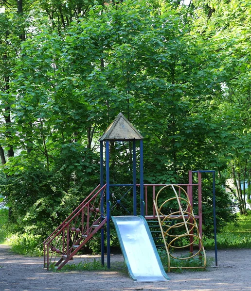 Skjut Lekplatsen Nära Det Gröna Trädet — Stockfoto