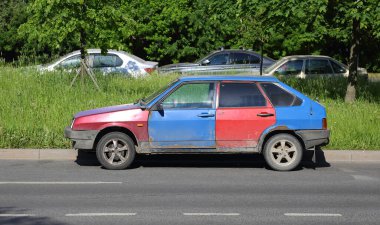 Paslı, çok renkli bir araba yolda, Tovarishchesky Prospekt, Saint Petersburg, Rusya, Haziran 2021