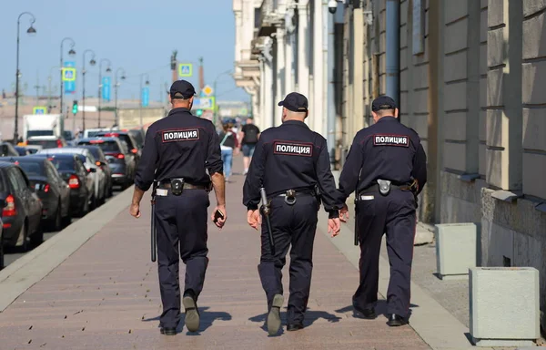 Trzech Rosyjskich Policjantów Idzie Ulicą Nasyp Dvortsovaya Petersburg Rosja Czerwiec — Zdjęcie stockowe