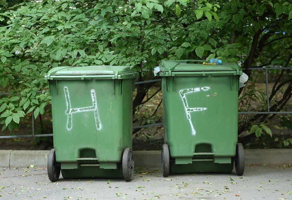 Dva Malé Zelené Plastové Pojízdné Kontejnery Odpadky Ulici — Stock fotografie