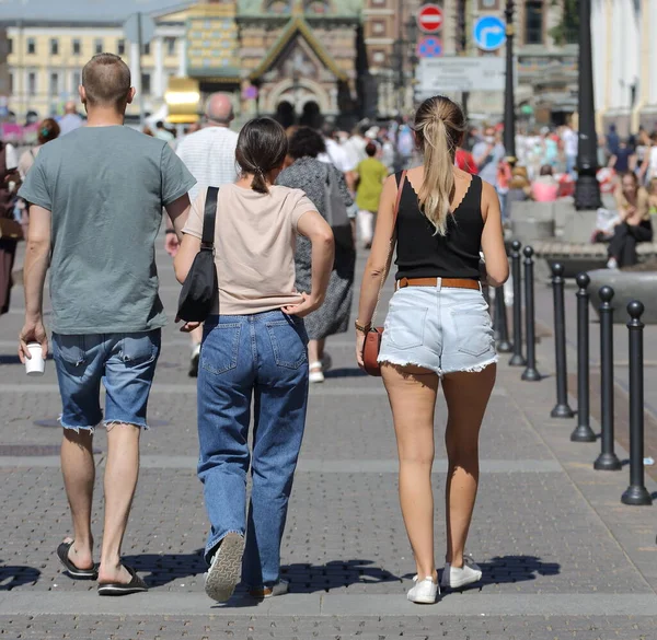 Grupo Pessoas Várias Roupas Jeans Griboyedov Canal Embankment São Petersburgo — Fotografia de Stock
