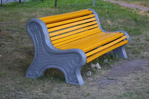 Yellow Wooden Park Bench Relaxation — Stock Photo, Image