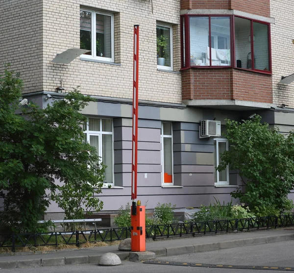 Barrera Roja Elevada Entrada Del Patio Edificio Residencial Klochkov Pereulok —  Fotos de Stock