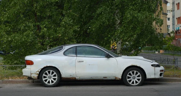 Viejo Coche Deportivo Blanco Oxidado Está Estacionado Césped Kollontai Street —  Fotos de Stock