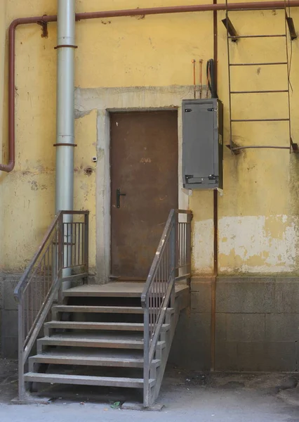 Вход Здание Металлической Дверью Металлической Лестницей Крыльцом — стоковое фото