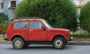 Iskrovsky Prospekt, St. Petersburg, Rusya, Temmuz 2021 'de eski bir Rus JEEP' si.