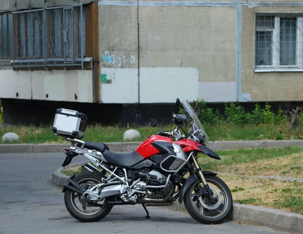 Una Motocicleta Roja Está Estacionada Patio Edificio Residencial Dybenko Street —  Fotos de Stock
