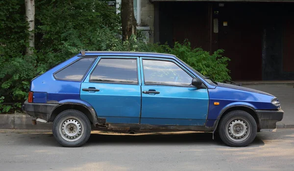 Staré Rezavé Tmavě Modré Auto Světlemodrými Dveřmi Silnici Dybenko Street Stock Obrázky