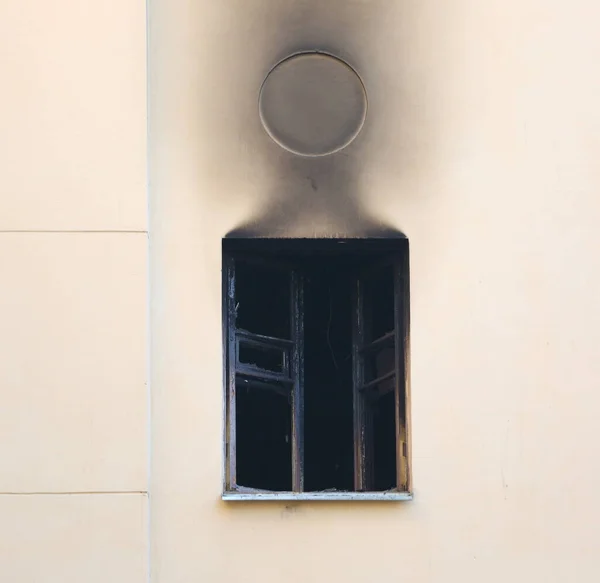 Сгоревшее Окно Жилого Дома После Пожара — стоковое фото