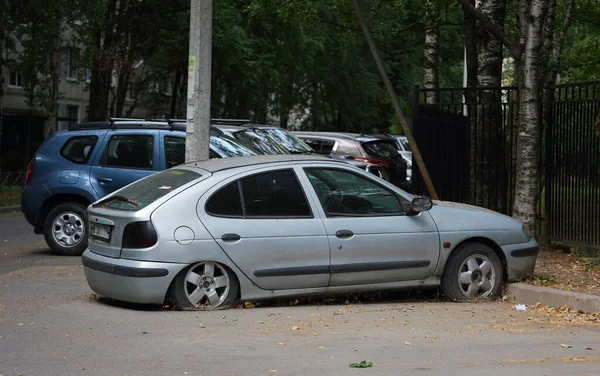 Старый Серый Ржавый Заброшенный Автомобиль Плоскими Колесами Дворе Жилого Дома — стоковое фото