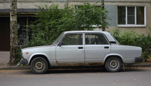 2021年7月 俄罗斯圣彼得堡 乌里察 波德沃什科戈 Ulitsa Podvoyskogo 一座古老的灰色锈迹斑斑的苏联汽车在一座住宅大楼的院子里 — 图库照片
