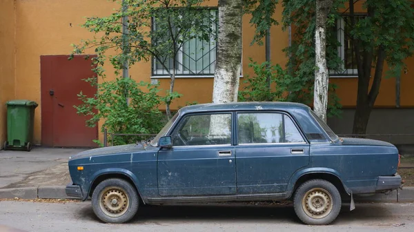 Old Blue Soviet Car Courtyard Residential Building Dybenko Street Petersburg — Stock Photo, Image