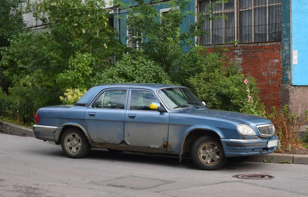 Старый Синий Советский Автомобиль Дворе Жилого Дома Подвойского Санкт Петербург — стоковое фото