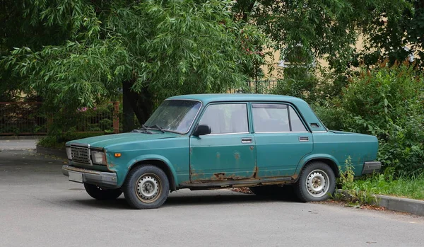 Una Vecchia Auto Sovietica Verde Scuro Nel Cortile Edificio Residenziale Foto Stock