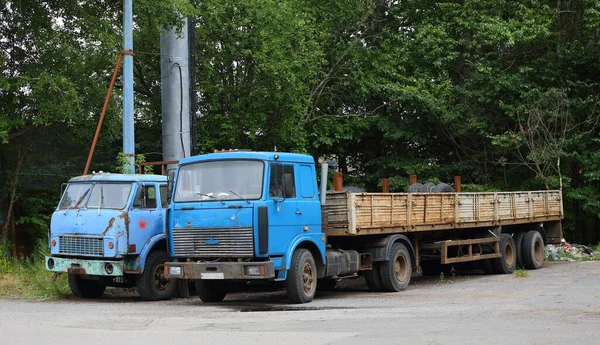 Dva Staré Rezavé Opuštěné Nákladní Vozy Modrými Taxíky Nábřeží Oktyabrskaya Royalty Free Stock Fotografie