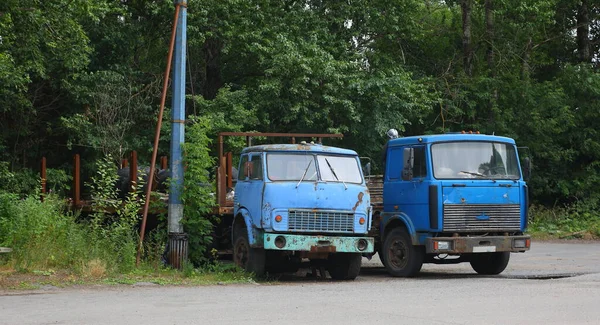 Due Vecchi Camion Abbandonati Arrugginiti Con Taxi Blu Oktyabrskaya Embankment — Foto Stock