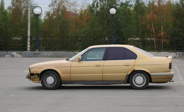 Vecchia Auto Arrugginita Giallo Chiaro Passeggero Nel Parcheggio Dal Nevostochny Fotografia Stock