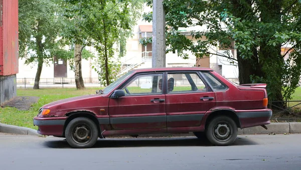 Velho Carro Soviético Vermelho Escuro Pátio Edifício Residencial Bolshnevikov Avenue — Fotografia de Stock