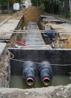 Ulitsa Dybenko, St. Petersburg, Rusya, Ağustos 2021 'de bir yerleşim yerinin avlusundaki kanalizasyon borularının tamiri ve yenilenmesi