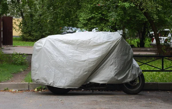 Мотоцикл Покрыт Чехлом — стоковое фото