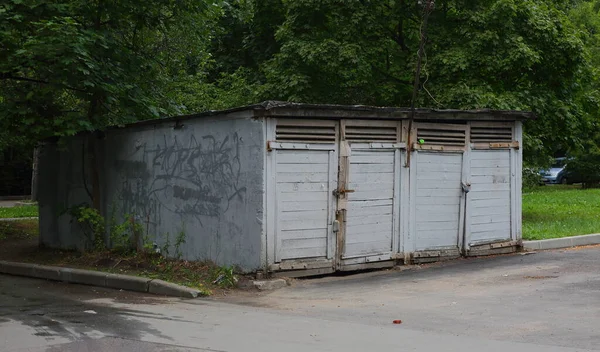 Duas Garagens Metal Cinza Matagal Vegetação — Fotografia de Stock