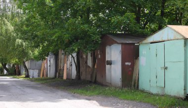 Avluda gri metal garajlar var.