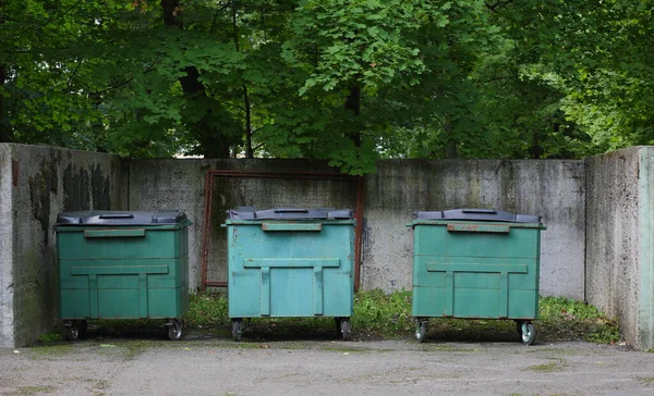 Tři Malé Zelené Plastové Pojízdné Odpadkové Kontejnery Ulici — Stock fotografie