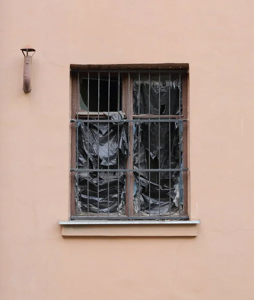 Una Ventana Con Barras Plástico Negro Roto — Foto de Stock