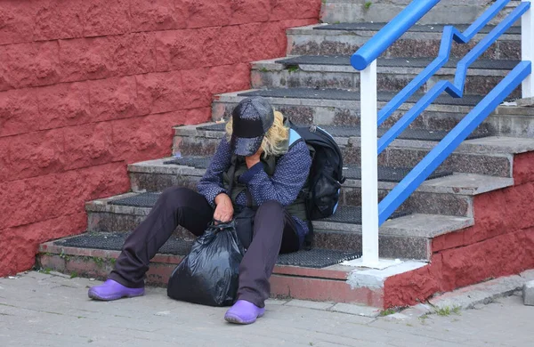 Homeless Woman Sleeps Sitting Stairs Ulitsa Kollontai Petersburg Russia August — Stock Photo, Image