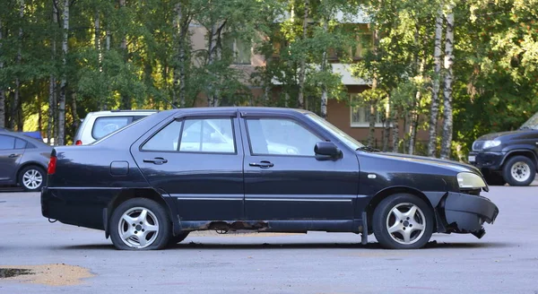 Stary Zardzewiały Czarny Samochód Jest Zaparkowany Dziedzińcu Budynku Mieszkalnego Tovarishchesky — Zdjęcie stockowe