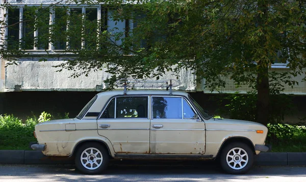 Une Vieille Voiture Soviétique Brun Clair Dans Cour Bâtiment Résidentiel — Photo