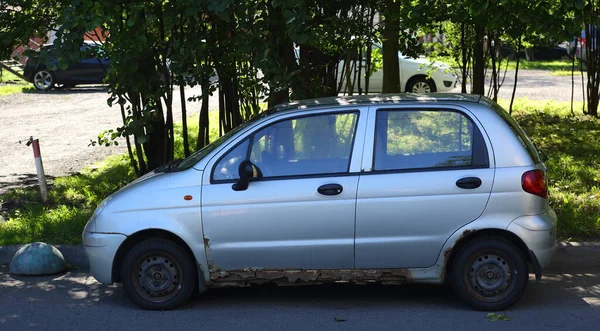 Velho Carro Enferrujado Microlitro Está Estacionado Pátio Edifício Residencial Prospekt — Fotografia de Stock