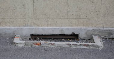 Metal bariyerli bir bodrum penceresi.