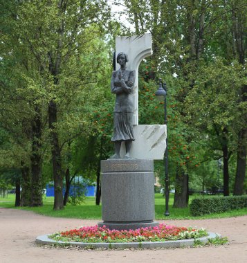 Sovyet şair Olga Bergholz 'un bronz anıtı, Palevsky Garden, St. Petersburg, Rusya, Ağustos 2021